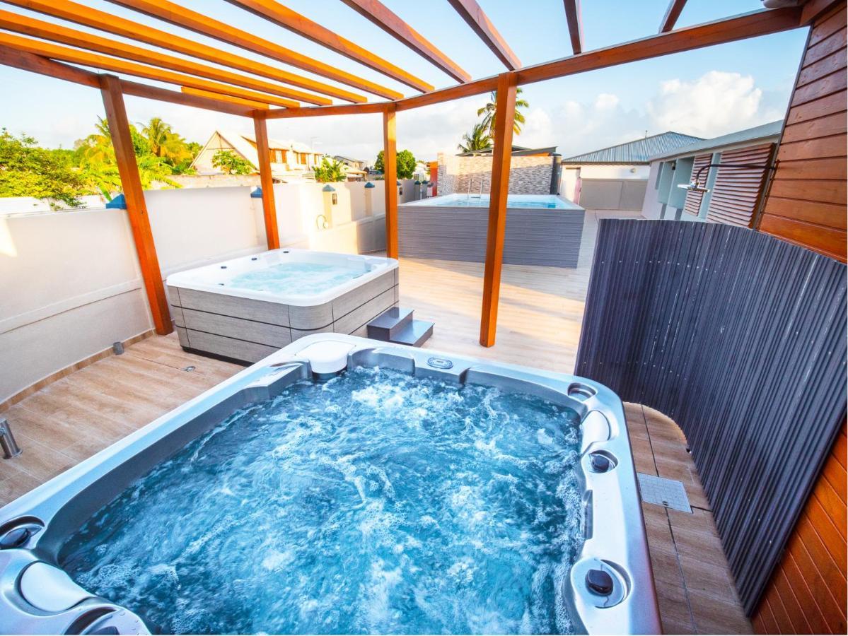 Evasion En Plein Coeur De La Ville T2 Jacuzzis Sauna Et Piscine Au Centre De Port-Louis Buitenkant foto