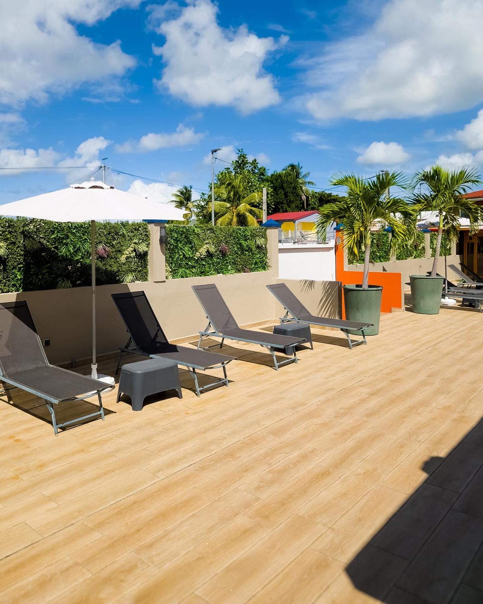 Evasion En Plein Coeur De La Ville T2 Jacuzzis Sauna Et Piscine Au Centre De Port-Louis Buitenkant foto